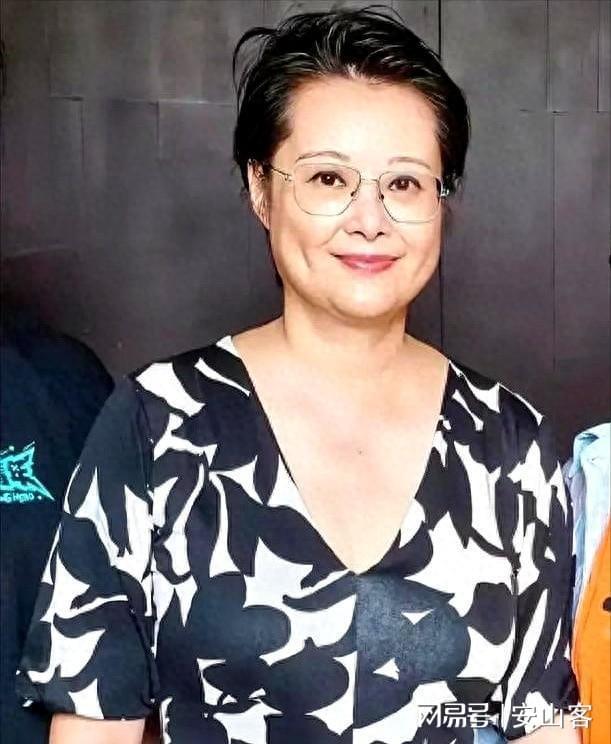 袁立现状：52岁发福认不出和丈夫梁太平很恩爱没有孩子也幸福